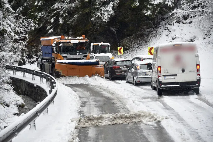 Schneepflug, Feuerwehr und Abschleppdienste sind im Dauereinsatz.