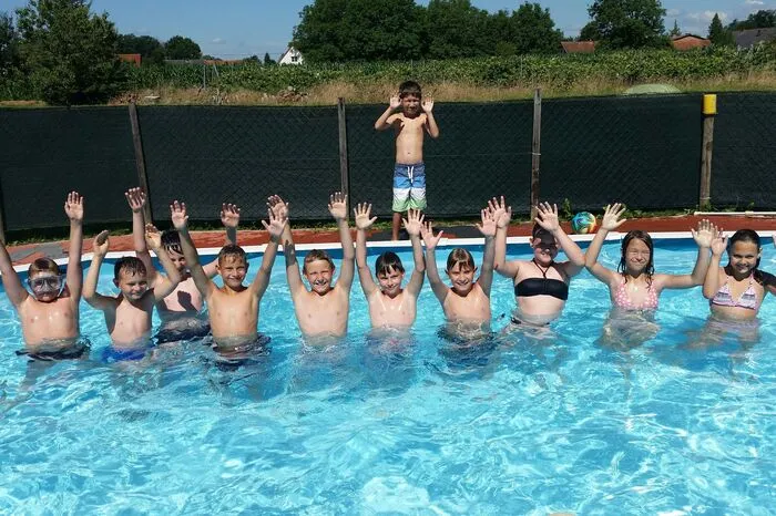 Nach vier gemeinsamen Jahren nutzten die Schüler der VS Halbenrain einen Sonnentag für einen Sprung ins kalte Wasser.