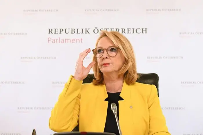 "Das ist die Mehrheit. Der gegenständliche Antrag ist somit angenommen. Damit hat der österreichische Nationalrat der Bundesregierung das Vertrauen versagt." - Davor hatte Doris Bures (SPÖ) im Nationalrat das Ende des Kabinetts Kurz verkündet.