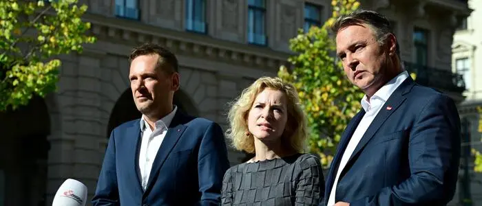 SPÖ-Klubobmann Philip Kucher, Bundesministerin Eva-Maria Holzleitner (SPÖ) und Vizekanzler Andreas Babler (SPÖ) bemühten sich um Einigkeit.