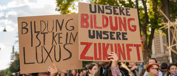 Universitätsangehörige machen ihrem Unmut über die geplanten Budgetkürzungen Luft
