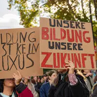 Universitätsangehörige machen ihrem Unmut über die geplanten Budgetkürzungen Luft