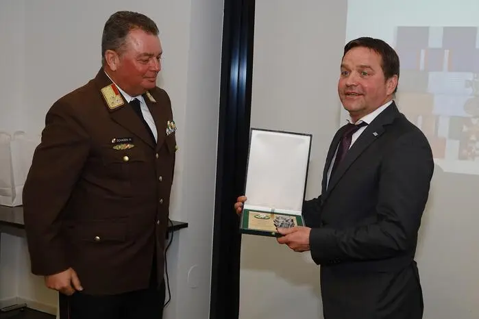 Im Rahmen der Versammlung wurden auch Ehrungen vorgenommen: Bürgermeister Günter Reichhold erhielt die Florianiplakette in Silber....