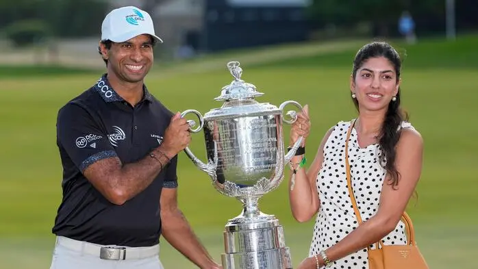 Aaron Rai mit seiner Frau Gaurika Bishnoi und der Wanamaker Trophy