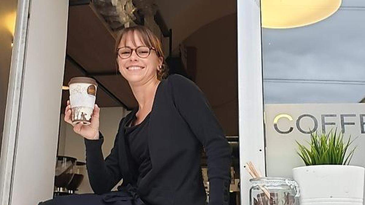 Sabrina Hofer bei der neuen &quot;Durchreiche&quot; beim Barista's-Leonhardstraße