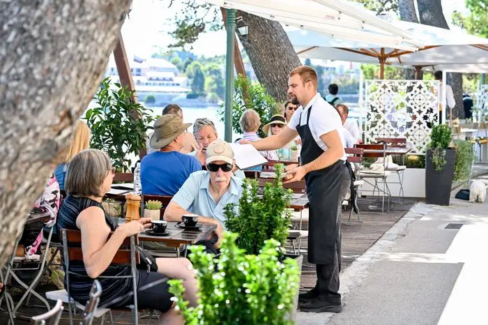 Kroatien, Korcula, Insel in Sueddalmatien, Korcula Stadt 13.09.2024, Kroatien, HRV, Korcula, Insel in Sueddalmatien, Korcula Stadt im Bild Hafen, Hafenansichten, Boot, Boote, Schiff, Schiffe, Gebauede, Adria, Meer, Stadtansichten, Altstadt, Marco Polo, Museum, Touristen, Souvenier, Restaurant, Konoba Korcula - Schwarzes Korfu - benannt nach den dunklen Kiefernwaeldern, ist eine zu Kroatien gehoerende Insel in der Adria vor der Kueste Sueddalmatiens. Zugleich ist sie Teil des Dinarischen Gebirges. Quelle: Wikipedia Gespanschaft Dubrovnik-Neretva *** Croatia, Korcula, island in southern Dalmatia, Korcula town 13 09 2024, Croatia, HRV, Korcula, island in southern Dalmatia, Korcula town in the picture harbor, harbor views, boat, boats, ship, Kroatien, Korcula, Insel in Sueddalmatien, Korcula Stadt, 13.09.2024-20