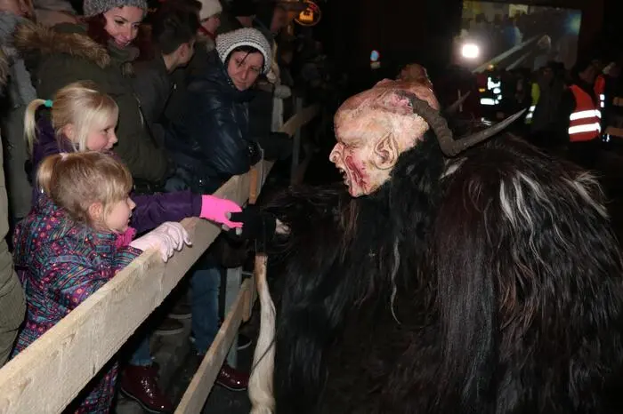 Auch die jungen Besucher waren von der Show begeistert und zeigten keinerlei Angst.