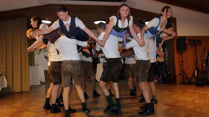 Wieder einmal war der Ball der Arbeitsgemeinschaft Bauern um Weiz ein Vergnügen für Jung und Alt. Nach einer schwungvollen Eröffnung im Gasthof Ederer am Weizberg durch die Landjugend begrüßten die Organisatoren unter den zahlreichen Ballbesucherinnen und -besuchern auch einige Ehrengäste. 
