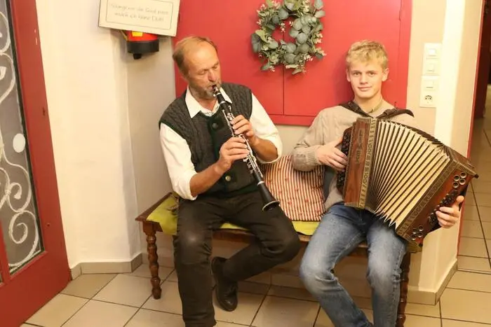 Übrigens: Für den musikalischen Aufputz sorgte das „Mairister-Duo“ (Hubert Pirmann, Mathias Ranner, von links). 