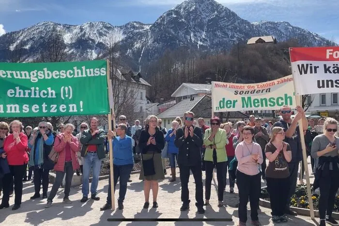 ... und Plakate hochgehalten.