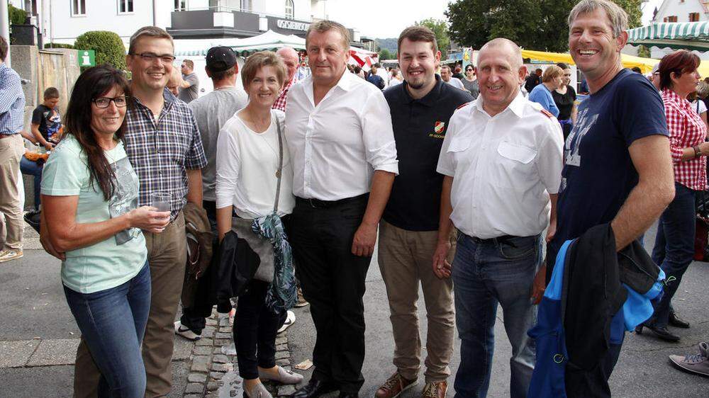 Bürgermeister Josef Kapper (4. von links) mit Zellerfest-Besuchern 