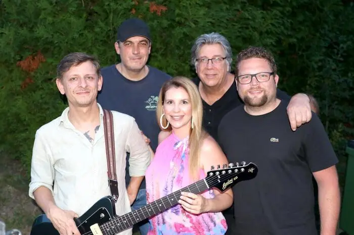 Für den musikalischen Aufputz sorgten die „Volxbradler“ sowie „Bengels reloaded“ (Foto) unter Frontman Freddy Zitter (2. von rechts). 