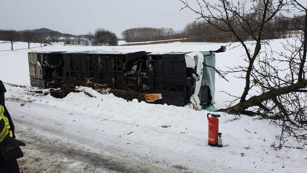 Autobus verunglückt auf Schneefahrbahn 