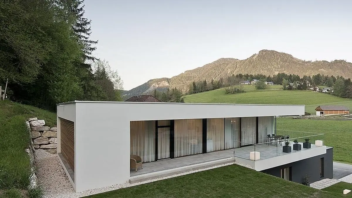 Fügt sich in den Hang: das neu gebaute Massivhaus