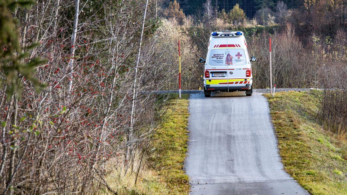 Der alkoholisierte Fahrzeuglenker wurde von der Rettung in das Klinikum Klagenfurt eingeliefert