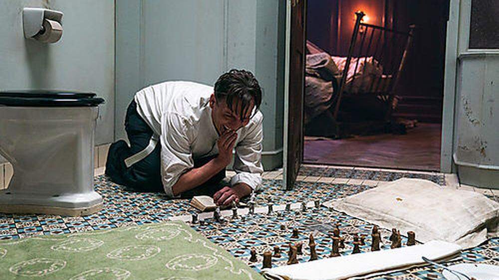 Oliver Masucci brilliert in der Verfilmung von Stefan Zweigs letztem Werk „Schachnovelle“ durch Regisseur Philipp Stölzl 