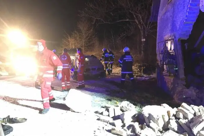Die Einsatzkräfte konnten den Mann erst versorgen, nachdem die Feuerwehr den Unfallwagen mithilfe einer Seilwinde aus dem Gefahrenbereich gezogen hatte. Der Verletzte wurde ins UKH Graz eingeliefert.