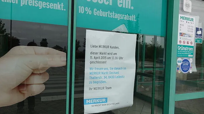 Die Tür des ehemaligen Supermarkts bleibt weiterhin geschlossen
