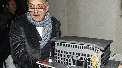 IG-Chef Gerhard Ruiss kam zum 90. Geburtstag des Radios mit Torte und Petition