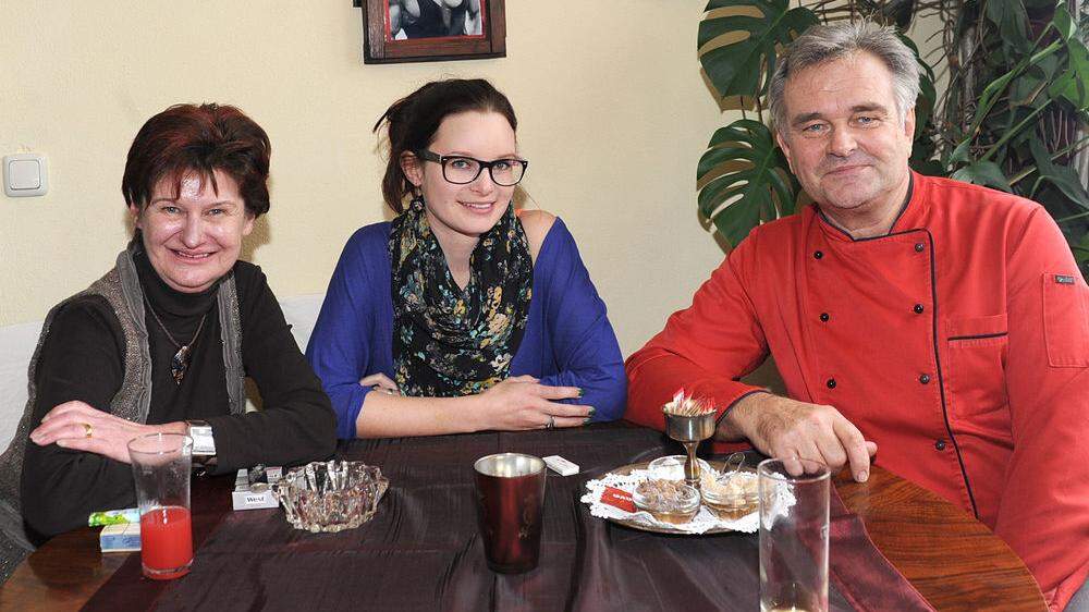 Mehr als vier Jahrzehnte lang im Dienst der Gastlichkeit: Christine und Rainer Vergud, hier im Jahr 2013, in der Mitte Tochter Daniela