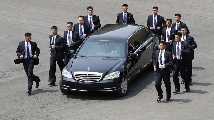 Als Leibwächter des Diktators heißt es flott sein: Kim lässt sich von seinen Bodyguards im Laufschritt betreuen