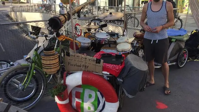 Sie nennen sich "FBY", die "Freak Bike Youngsters" und verbreiten als Straßenkünstler in Graz immer wieder gute Laune - auf einem riesigen, umgebauten Fahrrad.