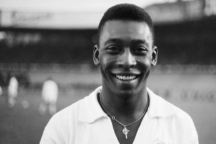 Von 1956 bis 1974 spielte er beim brasilianischen FC Santos. Der damals 15-Jährige überzeugte schon früh mit seinem Talent. Bereits 1957 wurde Pelé Stammspieler und in den Kader der Nationalmannschaft einberufen.