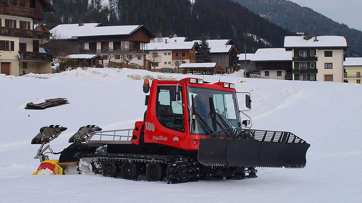 Die Dorfgemeinschaft St. Lorenzen führt mit dem Pistenbully die Präparierung der Loipe durch