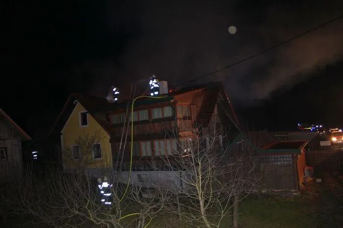 Insgesamt 94 Feuerwehrleute von acht Feuerwehren sowie das Rote Kreuz, die Polizei und die Energie Steiermark standen im Großeinsatz.