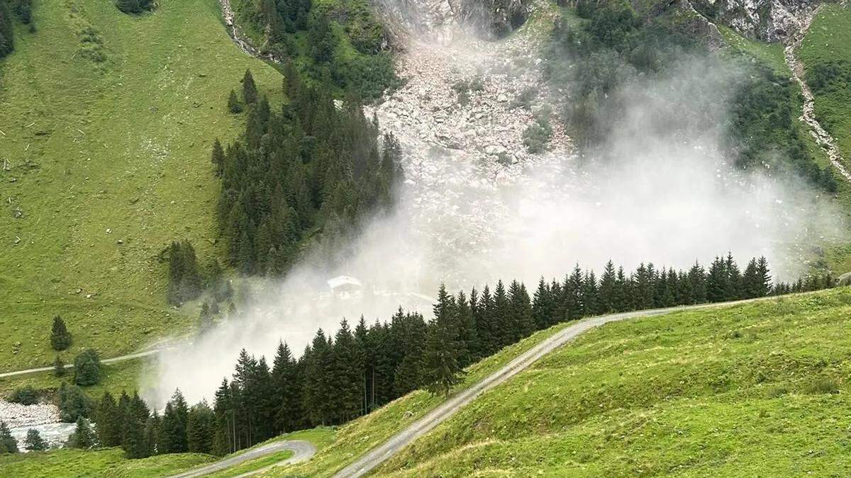 Riesenschock für die Personen in der Almhütte