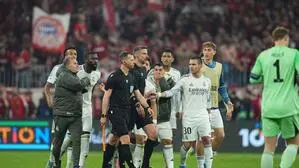 Schiedsrichter Slavko Vincic wurde nach Schlusspfiff von den Real-Spielern umringt