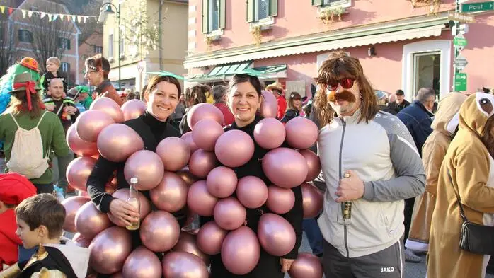 Strahlend blauer Himmel, frühlingshafte Temperaturen, viele Masken, ein abwechslungsreiches Programm und perfekte Stimmung waren der perfekte Mix für ein lustiges Faschingstreiben am Marktplatz in Ligist.