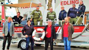 Feuerwehrkameraden und Politiker bei der Übergabe des neues Einsatzbootes