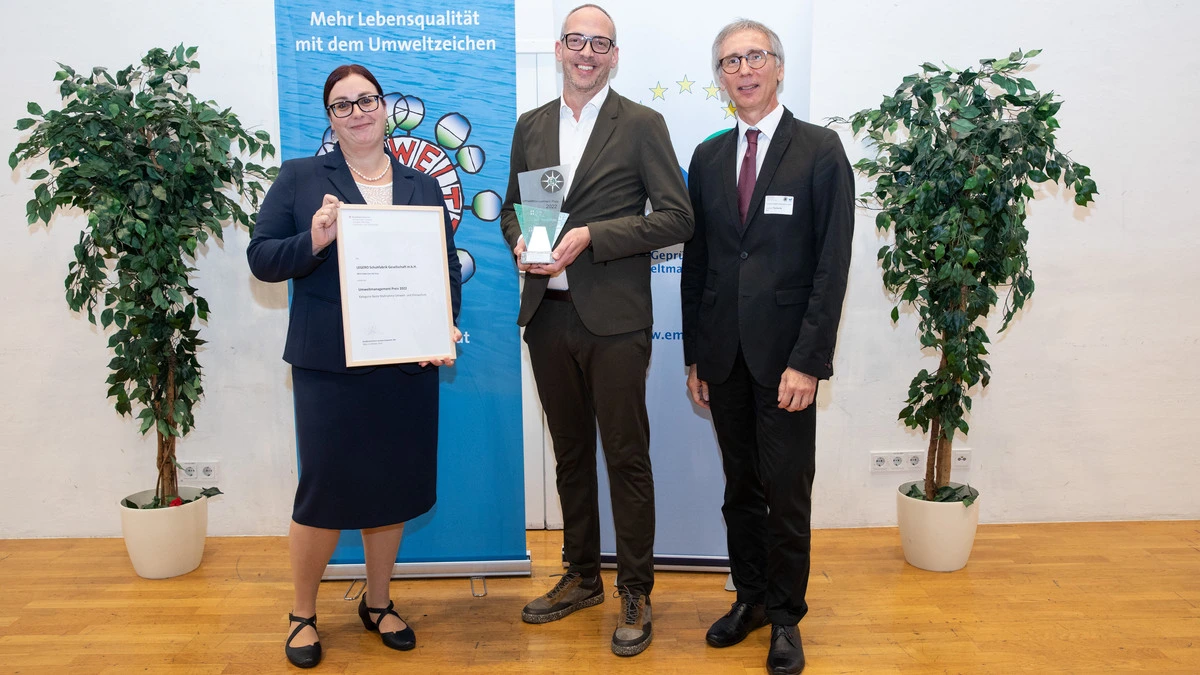 Verleihung des Umweltmanagementpreises 2022 an die Legero Schuhfabrik: Monika Maier und Christoph Mayer (Legero) mit Andreas Tschulik (Abteilungsleiter im Bundesministerium)