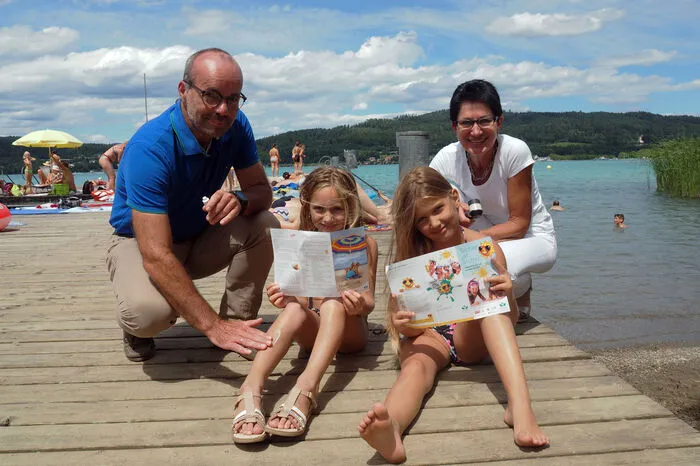Während die Bezirke Wolfsberg und Völkermarkt bereits dran waren, startete die Hautschutz-Kampagne am Donnerstag in den Bezirken Klagenfurt Land und Stadt. Am Vormittag war der Keutschacher See dran. Am Nachmittag zog es das GKK-Team dann zum Wörthersee. Im Strandbad Maiernigg freuten sich die Badegäste über die hautärztliche Kontrolle und die Probepackungen der Daylong Sonnencreme mit Schutzfaktor 30 und 50. Auch das Loretto Bad und das Strandbad Klagenfurt sind in der Sonnenschutz-Tour vertreten.