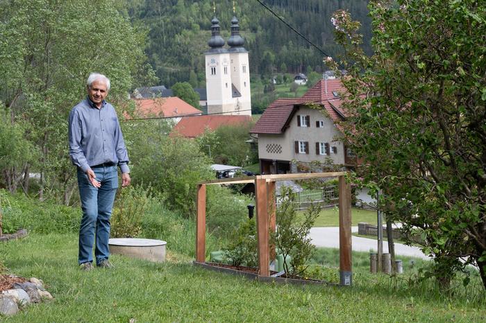 Werner Donis in seinem Garten an der Fundstelle