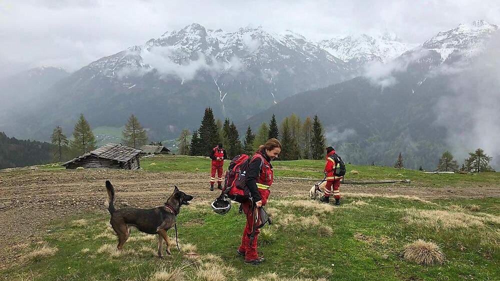 Auch die Österreichische Rettungshundebrigade ist im Lesachtal im Sucheinsatz 