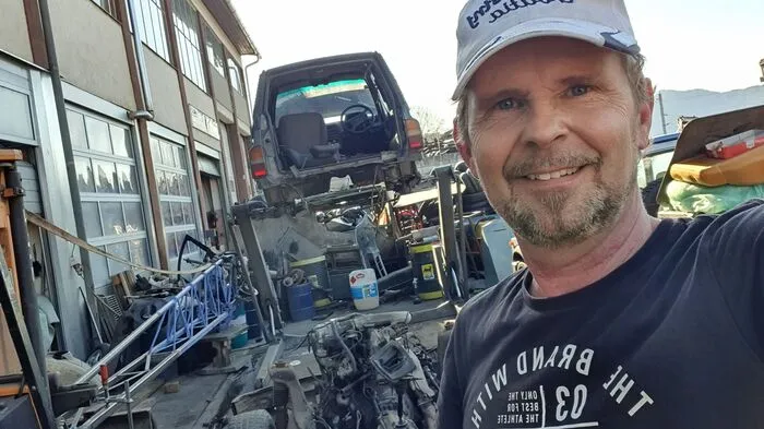 Im ersten Schritt hat Oliver Hronek ein gebrauchtes, altes Allrad-Auto gekauft und dieses zerlegt.