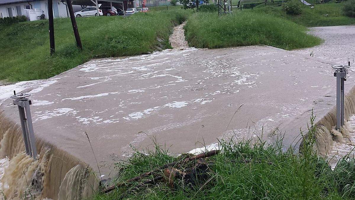 Aufgrund der Wassermassen traten Bäche über die Ufer	