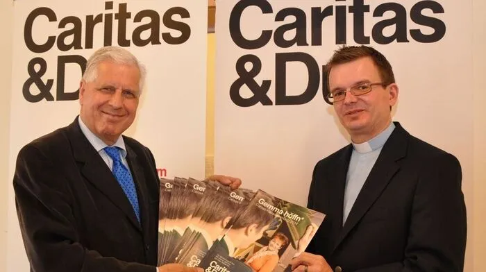Pfarrer Johannes Baier (rechts) lädt zum Begegnungsabend ein