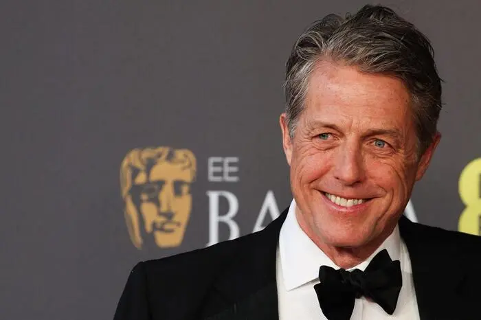 Hugh Grant zeigte sich von seiner lustigen Seite. Mit seiner Rolle in „Wonka“ brachte er viele zum Lachen, nun präsentierte er einen Award als „Oompa-Loompa“. Mit den Worten: „Oompa Loompa doompity-dong, die meisten der Filme waren einfach zu lang. Oompa Loompa doompity-dah, aber aus einem bestimmten Grund wurden diese Leute nominiert“, kündigte er die möglichen Sieger an.