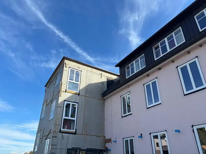 Draußen herrscht noch Baustelle, im Mai 2027 sollen auch Fassade und Außenbereich fertig sein