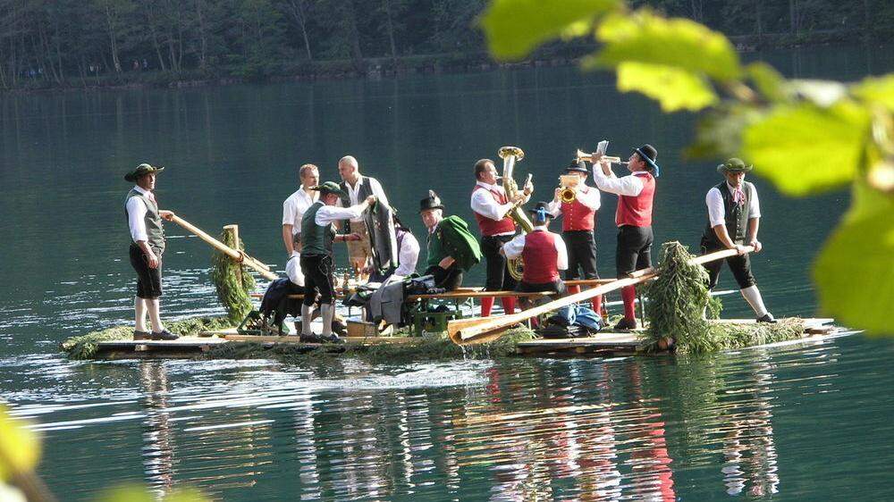 Volkskultur in wunderschöner Umgebung - hier auf dem Leopoldsteiner See