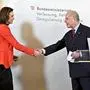 ABD0232_20200107 - WIEN - STERREICH: Justizministerin Alma Zadic (L/Grne) und Justizminister a. D. Clemens Jabloner am Dienstag, 7. Jnner 2019, Im Rahmen der Amtsbergabe im Justitzministerium in Wien. - FOTO: APA/HERBERT NEUBAUER