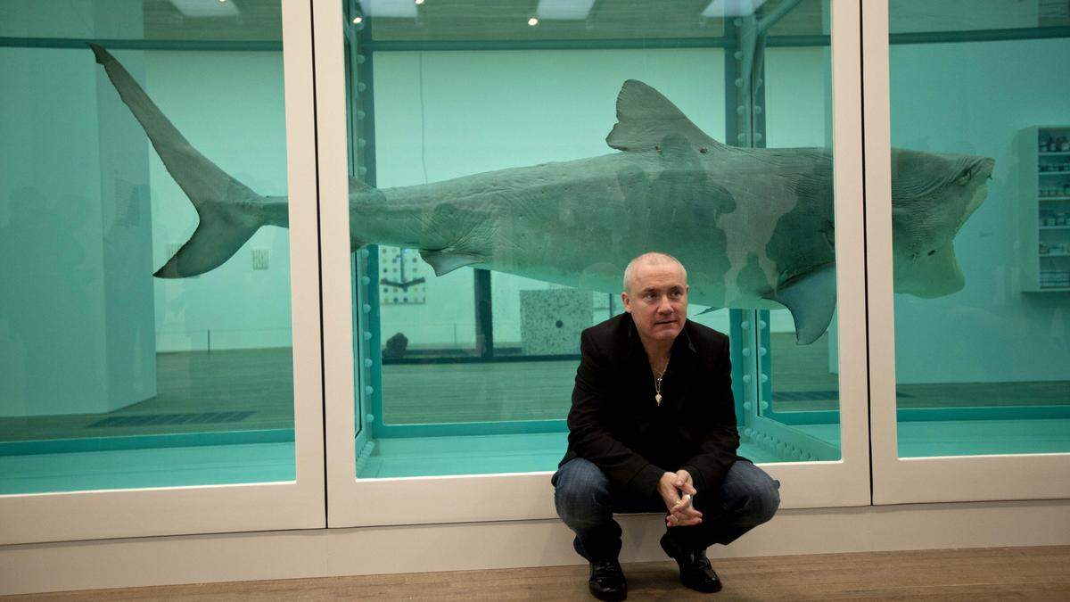 Damien Hirst 2012 mit seinem berühmten Hai in Formaldehyd