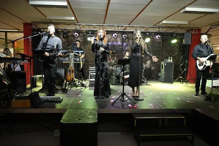 Die Tanzfläche war bis weit nach Mitternacht gut gefüllt, die passende Musik steuerte die erfahrende Band „Smash“ bei.