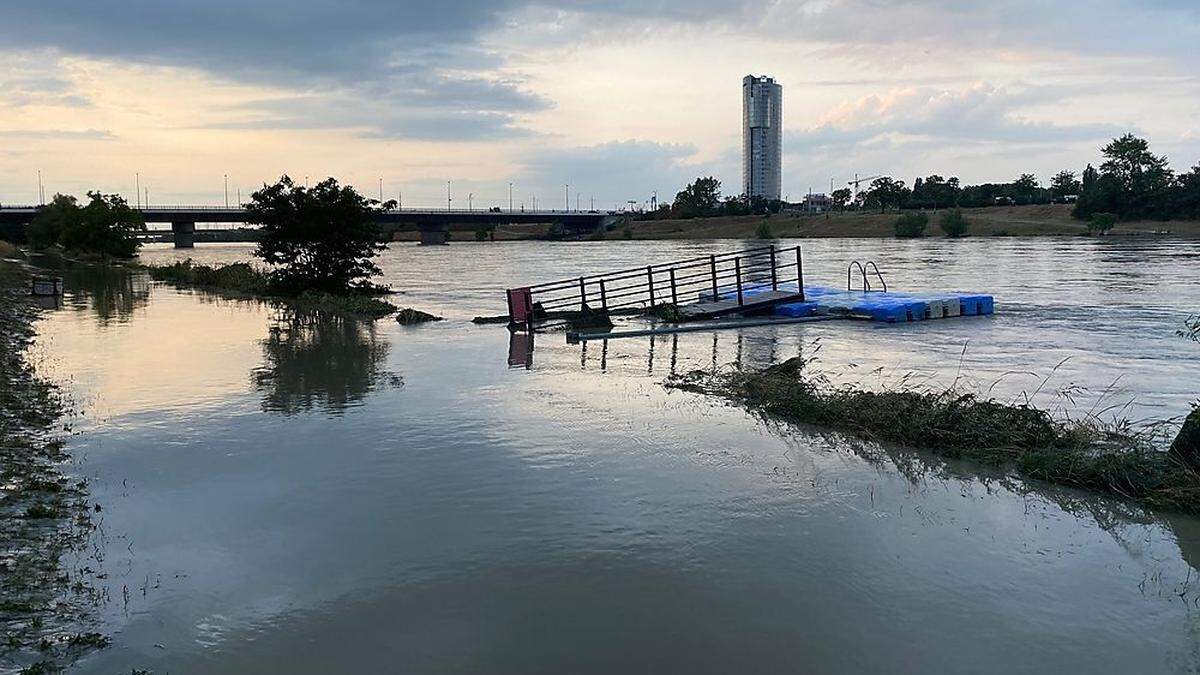 Die Neue Donau, der Badesee der Wiener, hat sich in einen reißenden Fluss verwandelt