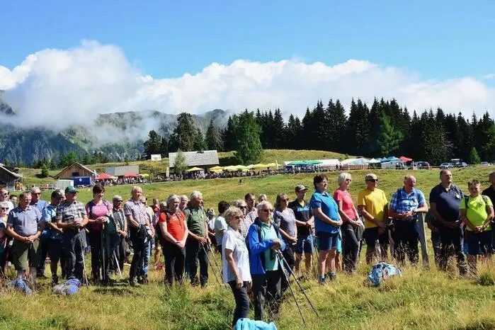 Gleich drei Gründe gab es am Samstag für einen Besuch der Reisacher Jochalm im Gailtal: der offizielle Almkäseanschnitt Jahrgang 2026, der 88.  Kärntner Landesalmwandertag des Kärntner Almwirtschaftsvereines wie das 30-jährige Bestandsjubiläum des Vereins Gailtaler Almkäse.
