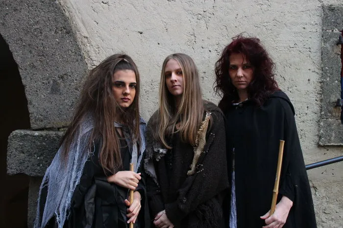 Alte Sagen und Legenden ranken sich um die Riegersburg. Beim Opening leben sie wieder auf. Die Burghexen Sandra Lamprecht, Clarissa Cucek und Renate Schardl sorgen dafür, dass die alten Geschichten nicht vergessen werden.