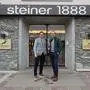 Johannes Steiner (GF Steiner 1888) und Christian Bachler (GF Intersport) vor dem Geschäft am Hauptplatz | Johannes Steiner (GF Steiner 1888) und Christian Bachler (GF Intersport) vor dem Geschäft am Hauptplatz